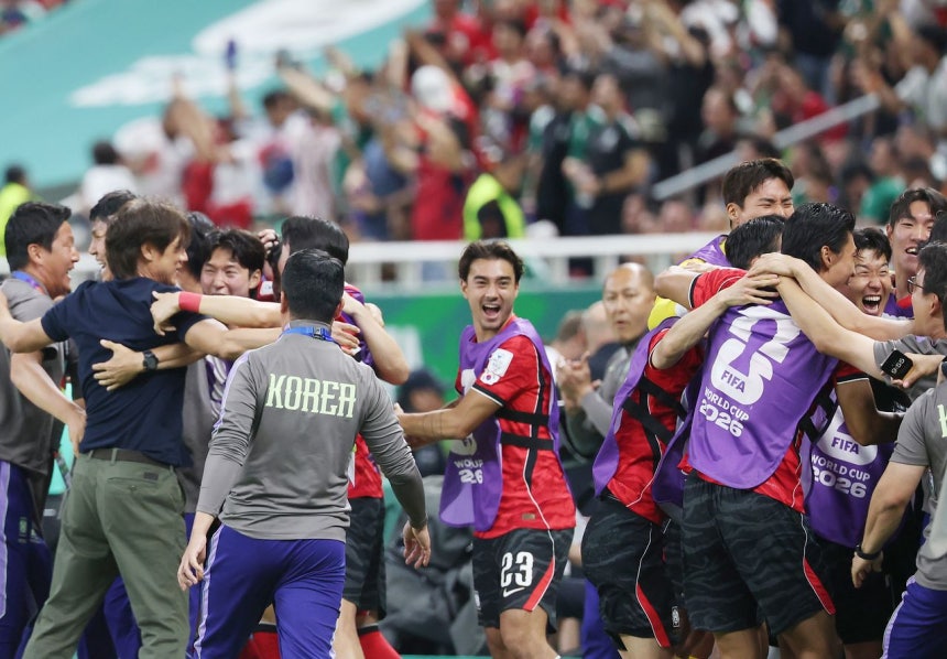 11日（現地時間）、メキシコ・サポパンのグアダラハラ・スタジアムで行われた2026北中米ワールドカップ（W杯）A組第1戦、韓国対チェコ戦は韓国が2－1の逆転勝利を収めた。試合終了のホイッスルが鳴ると、孫興慜（ソン・フンミン）や選手たち、洪明甫（ホン・ミョンボ）監督とコーチ陣が歓喜している。聯合ニュース
