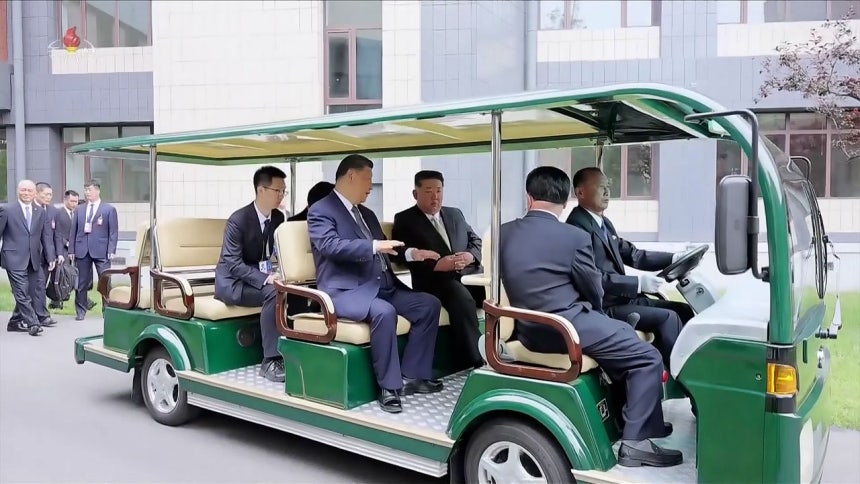 金正恩国務委員長と中国の習近平国家主席が9日、一緒に電動カートに乗って平壌の労働党幹部学校構内を視察している。［写真 聯合ニュース］