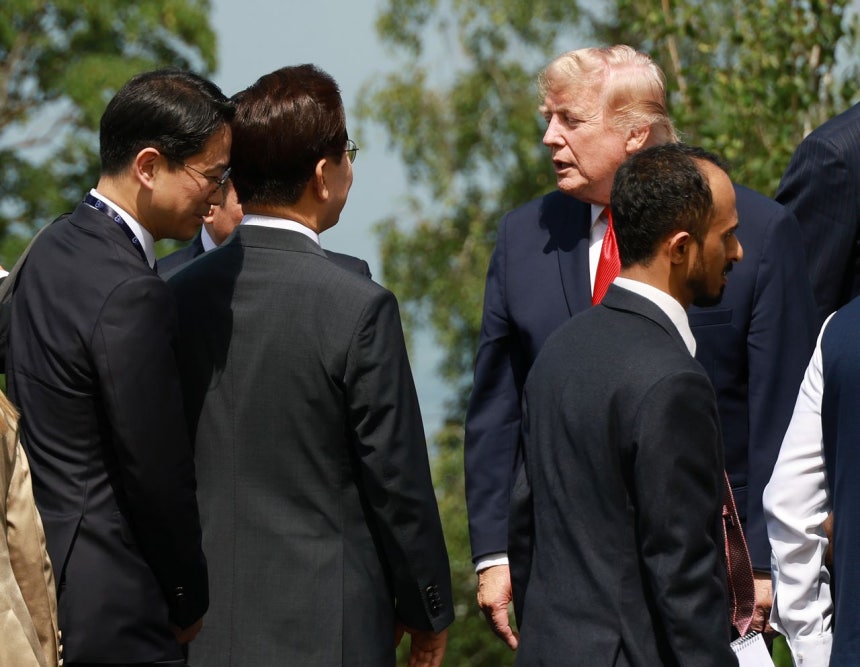 韓国の李在明（イ・ジェミョン）大統領とドナルド・トランプ米大統領が16日（現地時間）、フランス・エビアンで開かれた主要7カ国（G7）首脳会議の招待国歓迎行事で会話を交わしている。チョン・ミンギュ記者