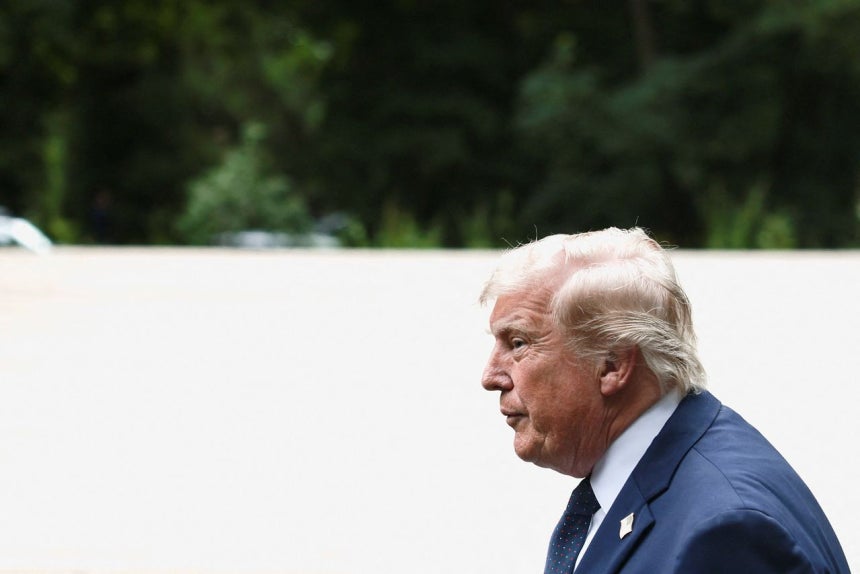 16日（現地時間）、フランス・エビアンレバンで開かれた主要7カ国（G7）首脳会議での記念撮影に向かうドナルド・トランプ米大統領。ロイター＝聯合ニュース