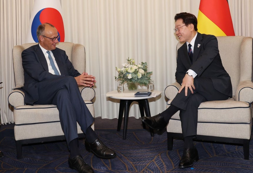 主要7カ国（G7）首脳会議に出席した李在明（イ・ジェミョン）大統領が17日（現地時間）、フランス・エビアンのオテル・ロイヤルで、ドイツのフリードリヒ・メルツ首相と韓国・ドイツ首脳会談を行っている。チョン・ミンギュ記者