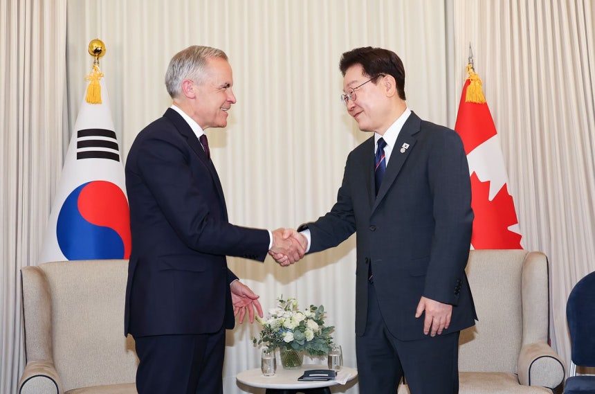 主要7カ国（G7）首脳会議に出席した李在明（イ・ジェミョン）大統領が16日（現地時間）、フランス・エビアンのG7首脳会議会場が設けられたレ・バンのオテル・ロイヤルで、カナダのマーク・カーニー首相との首脳会談を前にあいさつを交わしている。チョン・ミンギュ記者