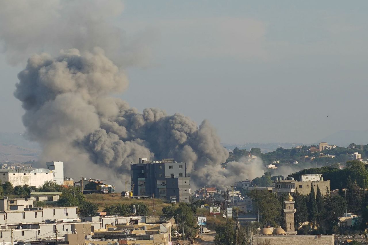   イスラエルの空爆で煙が立ち上るレバノン南部都市ナバティエ。AFP＝聯合ニュース