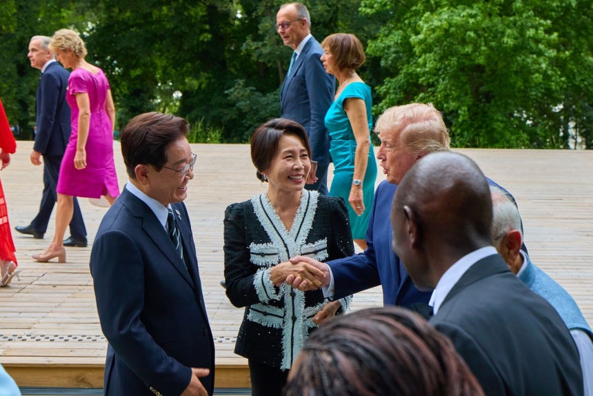 16日（現地時間）、フランス・エビアンで開かれた主要7カ国（G7）首脳会議の公式晩餐会に先立ち、ドナルド・トランプ米大統領と会話を交わす韓国の李在明（イ・ジェミョン）大統領と金恵景（キム・ヘギョン）夫人。聯合ニュース