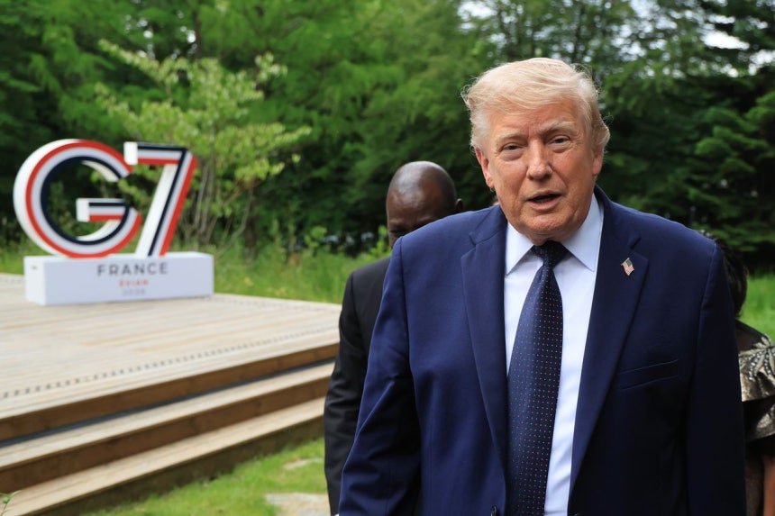 16日にフランスのエビアンで開かれたサミットに出席中のトランプ米大統領が夕食会に先立ち用意された音楽公演会場に入っている。［写真 EPA＝聯合ニュース］