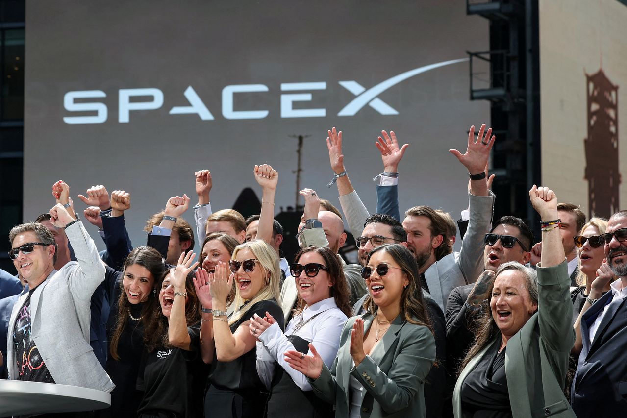 スペースX経営陣と関係者が12日、米ニューヨークのナスダックマーケットサイトで開かれた企業公開（IPO）記念行事で上場を祝っている。［写真 ロイター＝聯合ニュース］