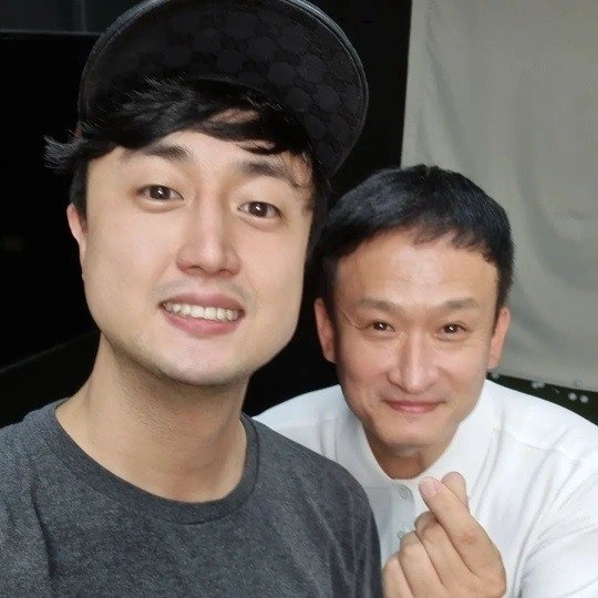   BTS JINの兄・キム・ソクジュンさん（左）とタレントのソ・ギョンソク［写真 SNS］