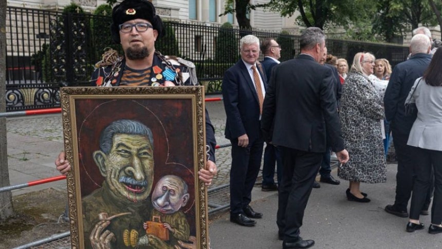  ロシア出身の風刺画家セミヨン・スクレペツキーさん。［フェイスブック キャプチャー］