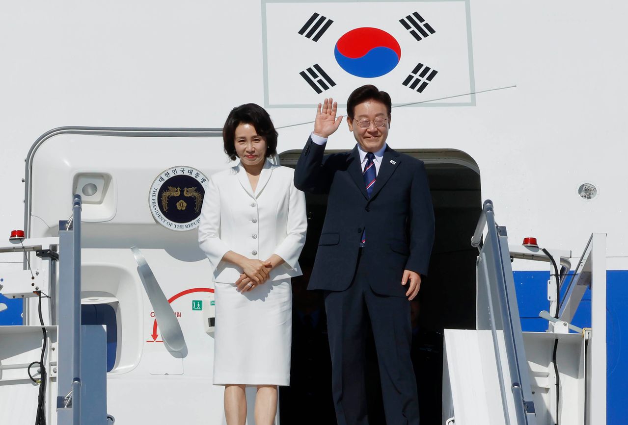   G7首脳会議に向けて出国する李在明（イ・ジェミョン）大統領と金恵景（キム・ヘギョン）夫人。チョン・ミンギュ記者