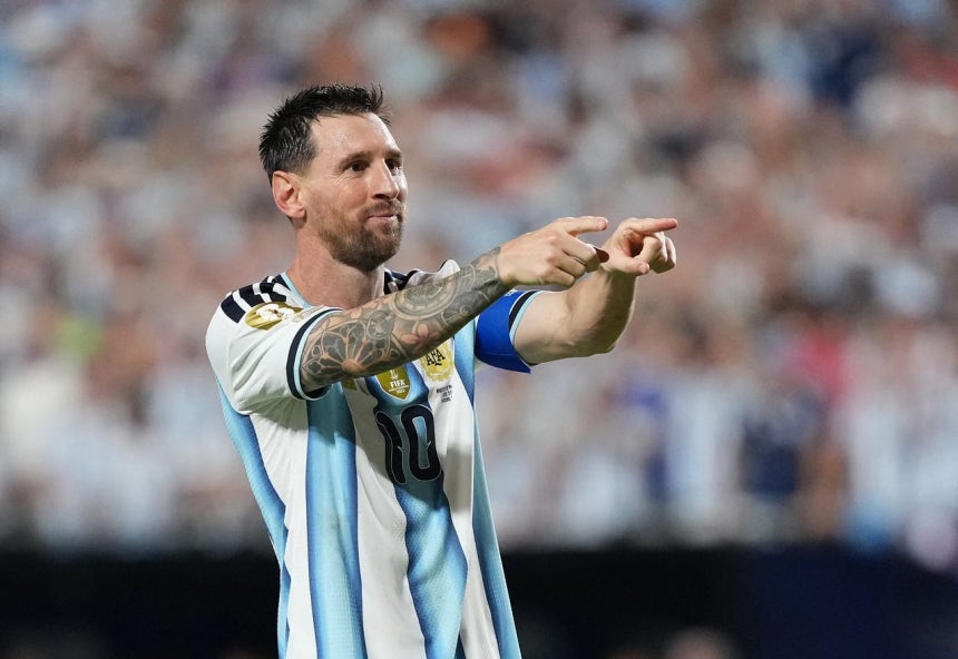 アルゼンチン代表のリオネル・メッシが17日、北中米W杯J組のアルジェリア戦でハットトリックを達成した。個人通算200試合目のAマッチを3－0の完勝で飾った。 ［ロイター＝聯合ニュース］