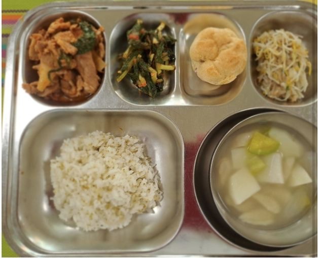   集団食中毒が疑われ問題となった当日の給食。［写真 忠清南道教育庁］
