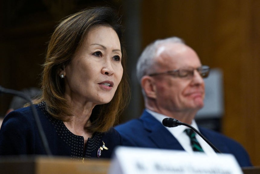 先月20日、米ワシントンD．C．の連邦議会議事堂で開かれた上院外交委員会の承認公聴会で発言するミシェル・スティール駐韓米大使候補（左）。ロイター＝聯合ニュース