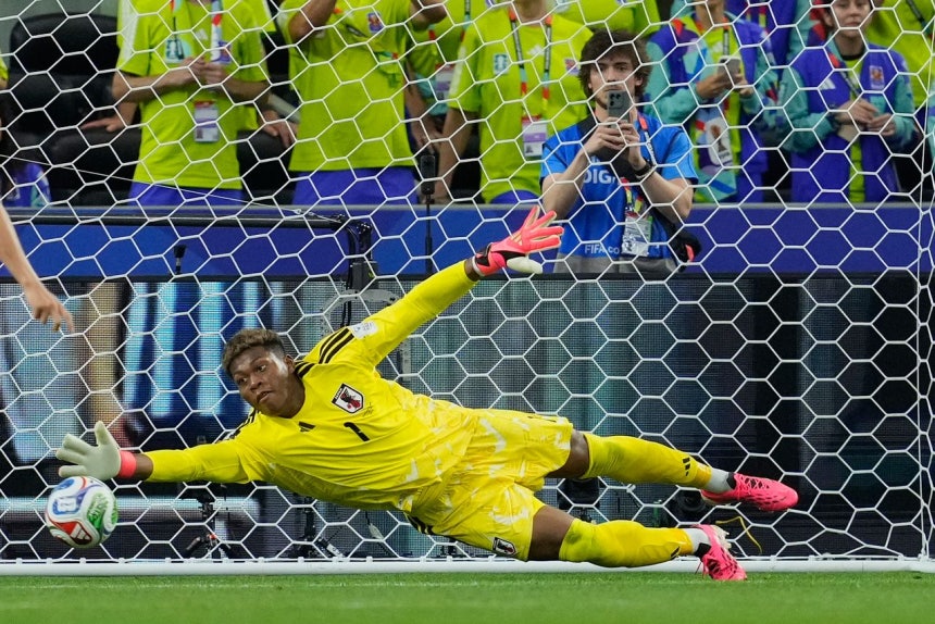 日本の正GKに定着した鈴木彩艶 ［AP＝聯合ニュース］