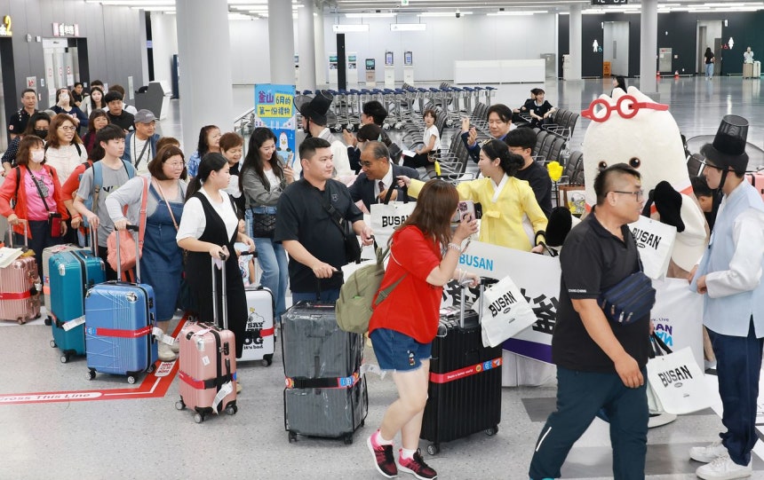 今月1日、釜山（プサン）・江西区（カンソグ）の金海（キメ）空港国際線到着ロビーで、釜山市と釜山観光公社の関係者が「中華圏観光客集中歓迎週間」に合わせ、スターラックス航空（台湾）の新規就航初便で釜山を訪れた観光客約180人を対象に特別歓迎イベントを行っている。［写真＝聯合ニュース］