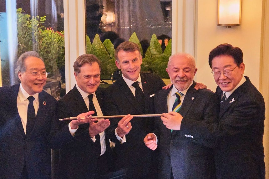 韓国の李在明（イ・ジェミョン）大統領が16日（現地時間）、フランス・エビアンレバンで開かれた主要7カ国（G7）首脳会議の公式夕食会で、エマニュエル・マクロン仏大統領ら各国首脳と記念撮影を行っている。大統領室写真記者団