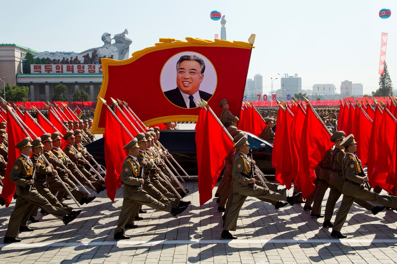 2018年9月9日、北朝鮮平壌（ピョンヤン）で開かれた北朝鮮建国70周年記念閲兵式で、北朝鮮兵士らが金日成（キム・イルソン）主席の肖像画を掲げた車両を先頭に行進している。AP＝聯合ニュース