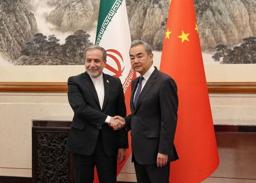 5月6日、中国北京で握手を交わす王毅中国外相（右）とアッバス・アラグチ・イラン外相。EPA＝聯合ニュース