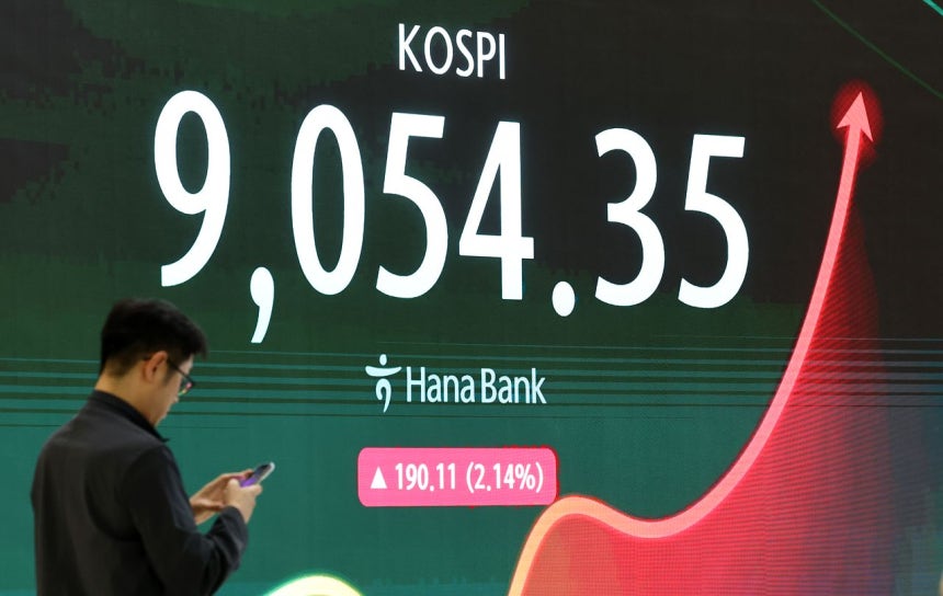KOSPIが取引時間中に過去初めて9000を突破した18日午後、ソウルのハナ銀行本店ディーリングルームのモンターに証券市況が表示されている。［写真 ニュース1］