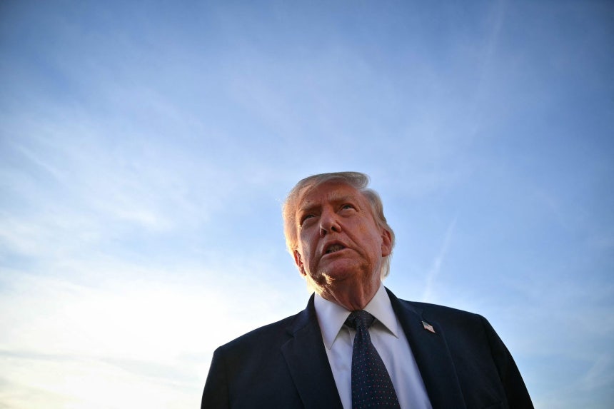 ドナルド・トランプ米大統領が17日（現地時間）、フランス・パリ南部のオルリー空港に到着後、米国独立250周年記念晩餐会に出席するため移動するのを前に、滑走路で記者団の質問に答えている。AFP＝聯合ニュース