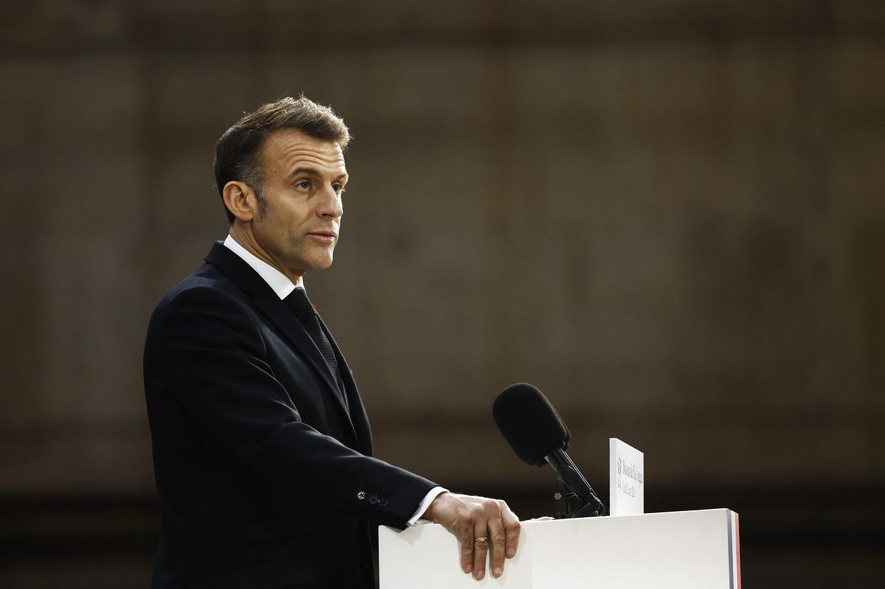 3月2日（現地時間）、フランスのエマニュエル・マクロン大統領が、自国の核弾頭を搭載する戦略原子力潜水艦（SSBN）「ル・テメレール」が配備されているイル・ロング海軍基地で演説している。［AFP＝聯合ニュース］