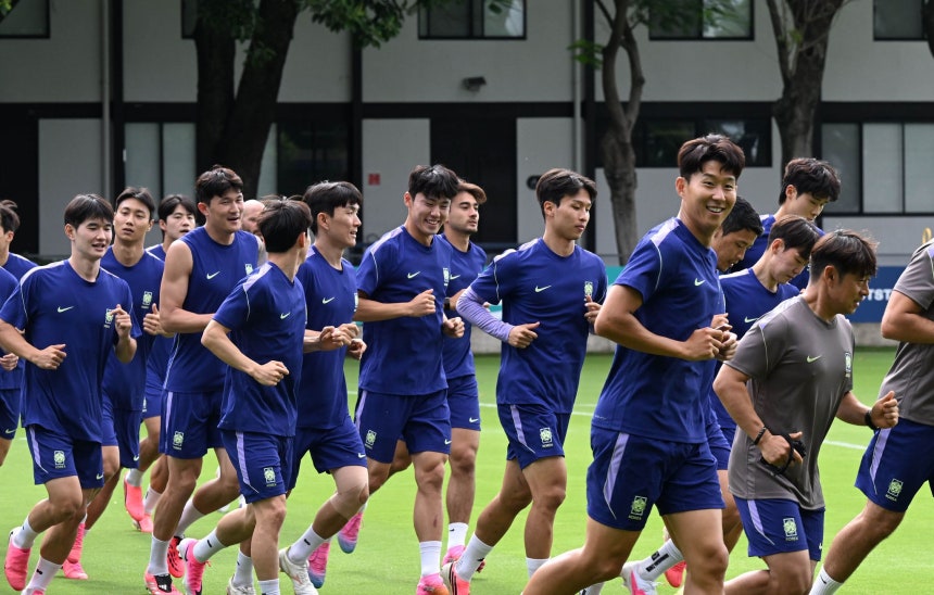 孫興慜（ソン・フンミン）をはじめ韓国代表の選手らがメキシコ戦を翌日に控えた18日（日本時間）、グアダラハラのベースキャンプでジョギングしている。韓国はチェコ戦に続いてメキシコ戦もグアダラハラで行う。 カン・ジョンヒョン記者