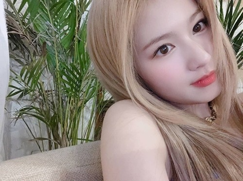 グループTWICE（トゥワイス）のサナ。［TWICE 公式インスタグラム］