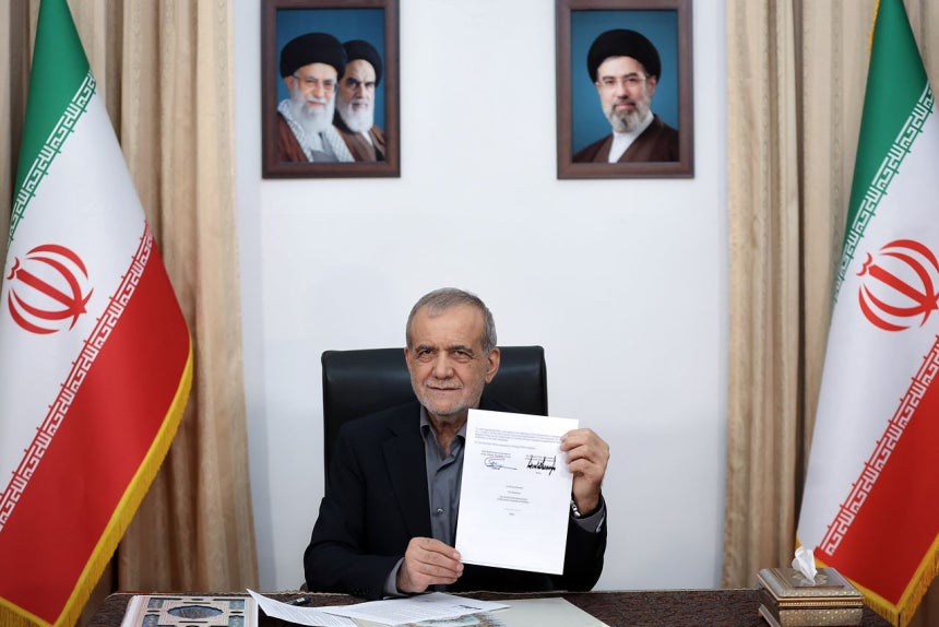 18日（現地時間）、イランのマスード・ペゼシュキアン大統領が米国との了解覚書（MOU）に署名した後、署名済み文書を掲げている。今回の合意を通じてイランが実利を得たとの評価が出る中、イランは今後の本協議でも強硬な立場を取る考えを示した。EPA＝聯合ニュース