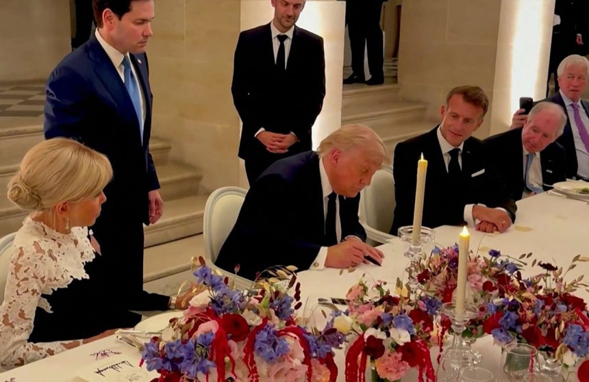 トランプ米大統領が17日（現地時間）、仏ベルサイユ宮殿でイランとの戦闘終結に向けた覚書（MOU）に署名している。 ［AFP＝聯合ニュース］