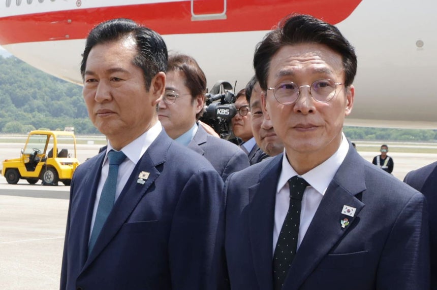 韓国の金民錫（キム・ミンソク）首相（右）や共に民主党の鄭清来（チョン・チョンレ）代表（左）らが18日、京畿道城南市（キョンギド・ソンナムシ）のソウル空港で、主要7カ国（G7）首脳会議の日程を終えて帰国した李在明（イ・ジェミョン）大統領と金恵景（キム・ヘギョン）夫人を出迎えている。聯合ニュース