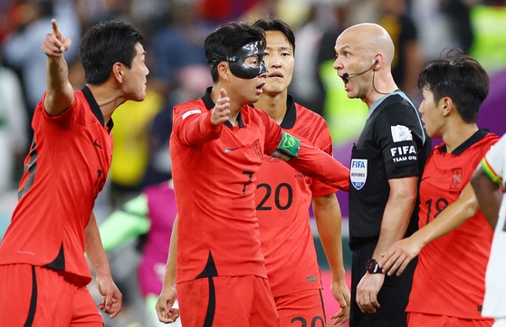 2022年カタールW杯のガーナ戦で、コーナーキックを与えず試合終了の笛を吹いた主審に抗議する韓国代表選手たち。ロイター＝聯合ニュース