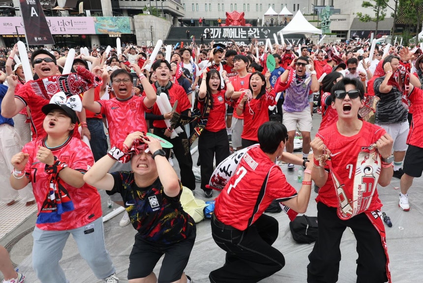 2026北中米W杯1次リーグA組第2戦の韓国－メキシコ戦が行われた19日、ソウル光化門広場で市民が試合を観戦しながら応援した。［聯合ニュース］