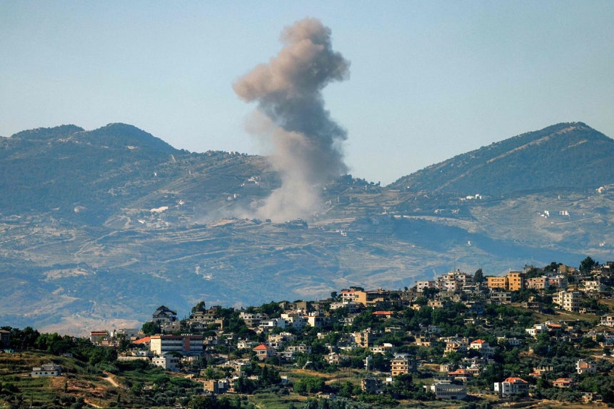 19日（現地時間）、イスラエルの北部アッパーガリラヤ地域から眺めたレバノン南部。イスラエル軍の砲撃で煙が立ち上っている。 ［AFP＝聯合ニュース］