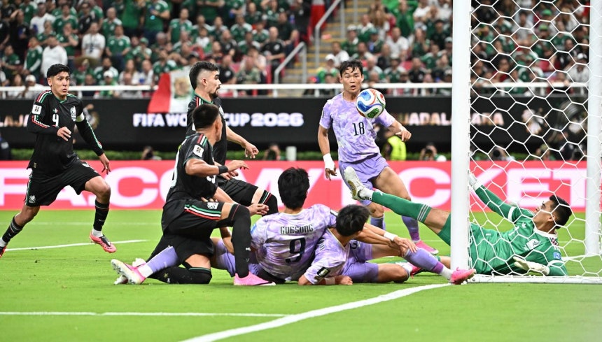 18日（現地時間）、メキシコのグアダラハラ競技場で行われた2026北中米W杯A組第2戦の韓国－メキシコ戦で、趙圭誠（チョ・ギュソン）のシュートをGKが防いでいる。韓国は勝ち点3（1勝1敗）のままでメキシコ（2勝）に次ぐA組2位。 カン・ジョンヒョン記者