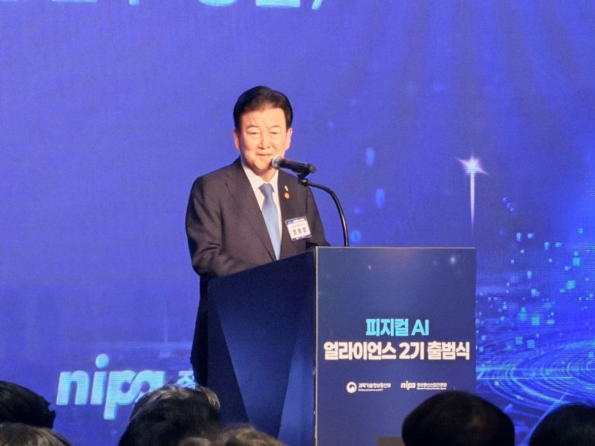鄭東泳（チョン・ドンヨン）統一部長官が19日、ソウル中区のホテル「ザ・プラザ」で開かれた「フィジカルAIアライアンス2期出帆式」で発言している。 ［ニュース1］