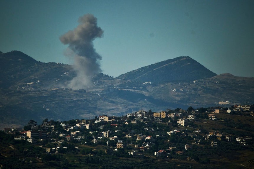 レバノン南部に立ち上る空爆の煙。［写真 AP＝聯合ニュース］