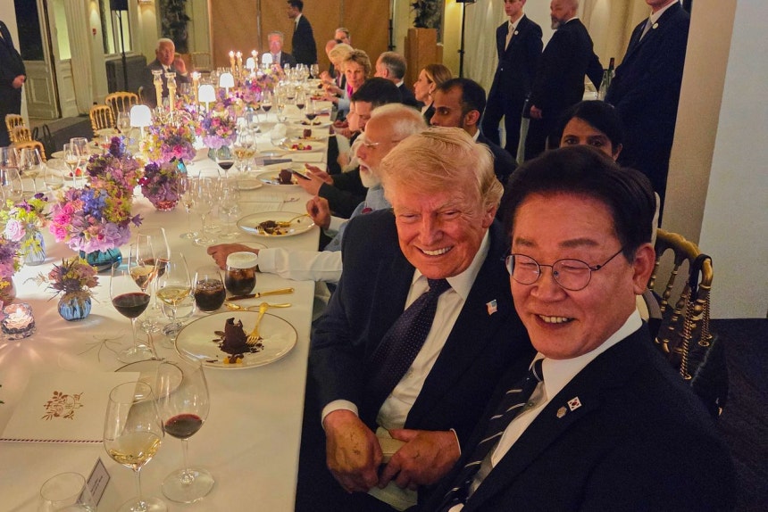 李在明大統領と金恵景夫人が16日にフランスのエビアンで開かれたG7首脳会議の夕食会に参加しトランプ米大統領と記念撮影している。［写真 青瓦台写真記者団］