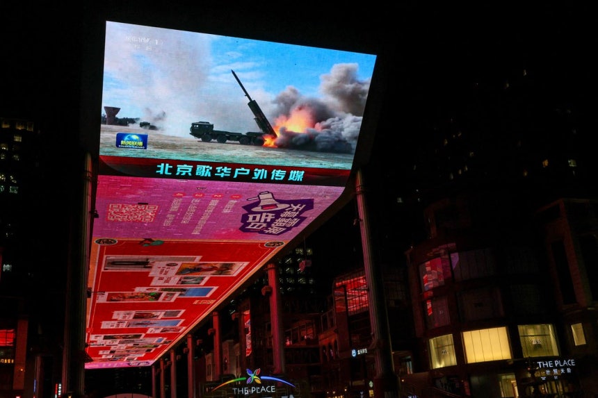 昨年12月末、北京の電光掲示板に報道された中国の正義任務2025'軍事訓練の様子。［中央フォト］