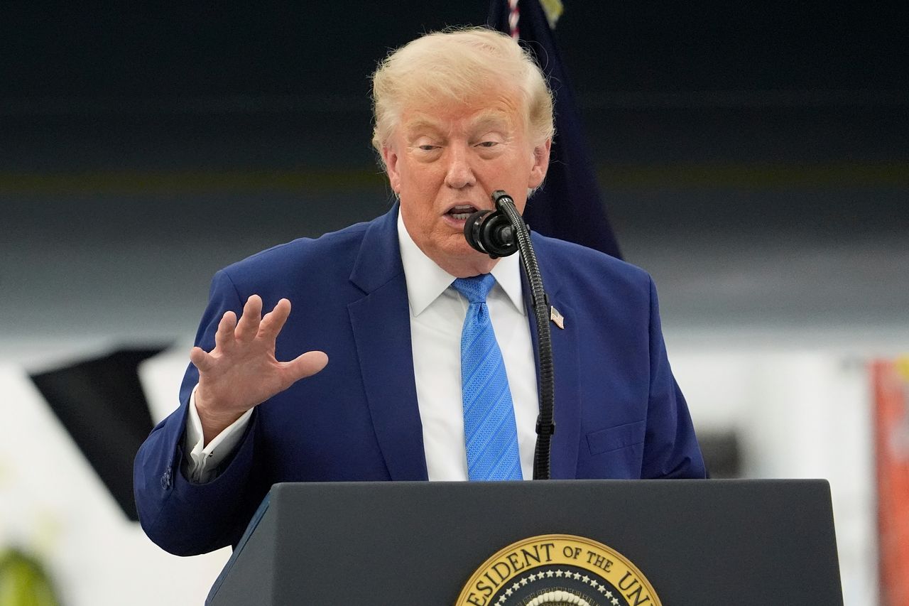 ドナルド・トランプ米大統領が19日（現地時間）、メリーランド州アンドルーズ統合基地で新たに指定された大統領専用機（エアフォースワン）を背景に演説している。AP＝聯合ニュース