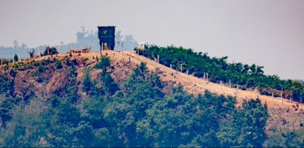 19日、京畿道坡州（キョンギド・パジュ）の接境地域から見た北朝鮮・開豊郡（ケプングン）一帯の哨所。鉄条網とみられる構造物が設置されている。［聯合ニュース］