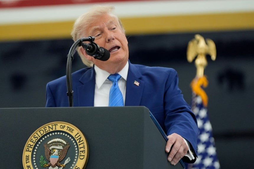 ドナルド・トランプ米大統領が19日（現地時間）、メリーランド州アンドルーズ統合基地で新たに指定された大統領専用機「エアフォースワン」を視察した後、演説している。AP＝聯合ニュース