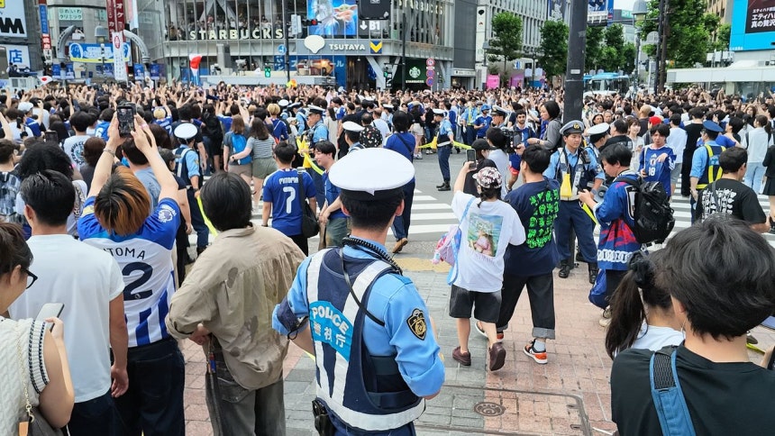  21日、東京の渋谷でW杯第2戦チュニジア戦の勝利に歓呼する日本の市民。ユ・ソンウン記者