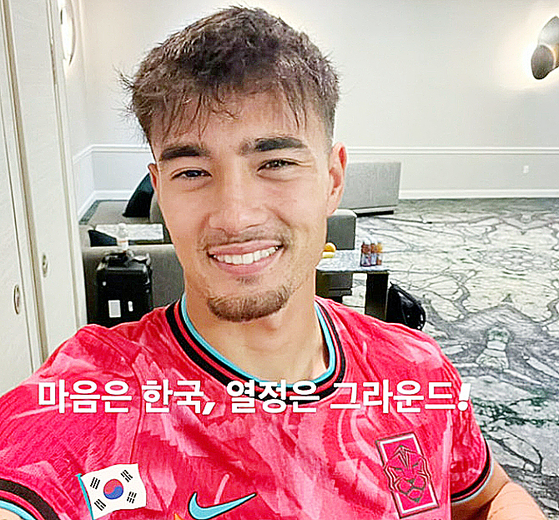 韓国代表のユニホームを着たイェンス・カストロップ ［母アン・スヨンさん SNS キャプチャー］