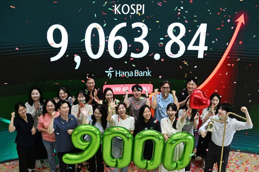18日、KOSPI（韓国総合株価指数）が史上初めて9000ポイントを突破して取引を終えたことを受け、ソウル市中区（チュング）のハナ銀行ディーリングルームで職員らが祝賀セレモニーを行っている。キム・ギョンロク記者。