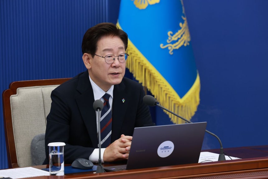 韓国の李在明（イ・ジェミョン）大統領が19日、青瓦台（チョンワデ、大統領府）で開かれた大統領主宰の首席・補佐官会議で発言している。青瓦台写真記者団