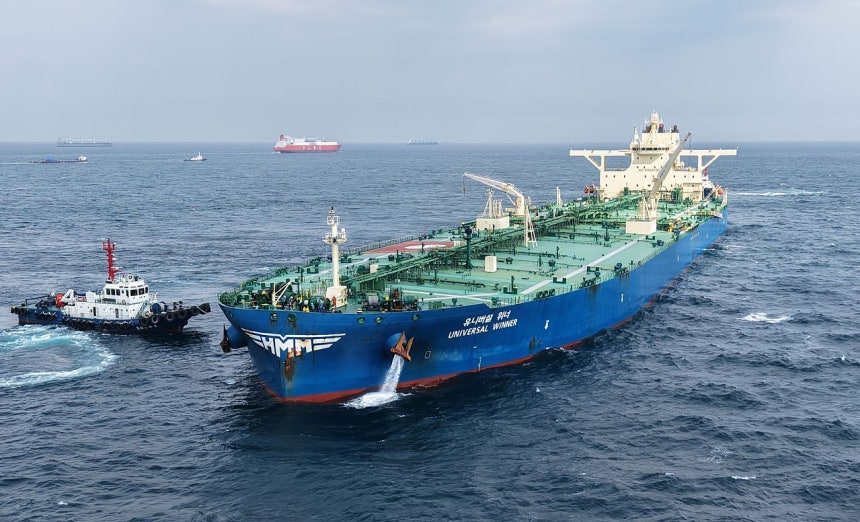中東情勢悪化後にホルムズ海峡に足止めされていた韓国船舶のうち初めて海峡を通過したHMMの超大型原油運搬船ユニバーサルウィナーが10日に原油荷役に向け蔚山近海に到着し海上原油荷役施設であるブイに接近している。［写真 聯合ニュース］
