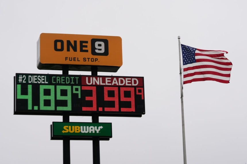 10日、米オハイオ州ウィルミントンのガソリンスタンドにディーゼルとガソリンの価格が表示されている。［写真 AP＝聯合ニュース］