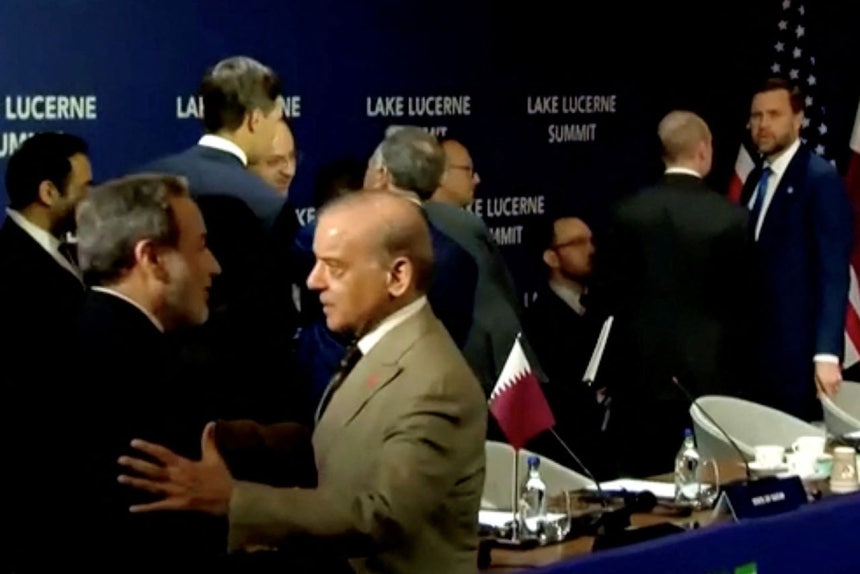 イランのアッバス・アラグチ外相（左）がスイス会談を前に、パキスタンのシャリフ首相と握手している。後方はJ・D・バンス米副大統領。［ロイター＝聯合ニュース］