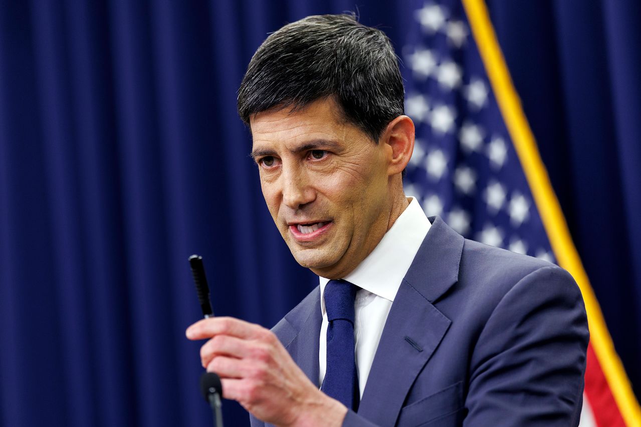 米FRBのウォーシュ議長が17日に開かれた記者会見で演説している。FRBはこの日金利を据え置いた。［写真 EPA＝聯合ニュース］．