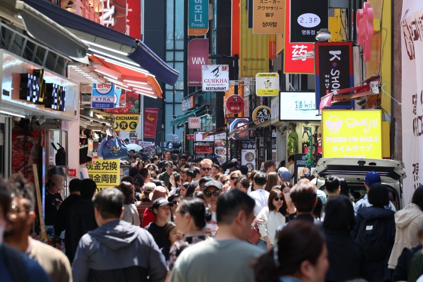 先月1日、ソウル市中区明洞（チュング・ミョンドン）を訪れた外国人観光客が街を見て回っている。聯合ニュース