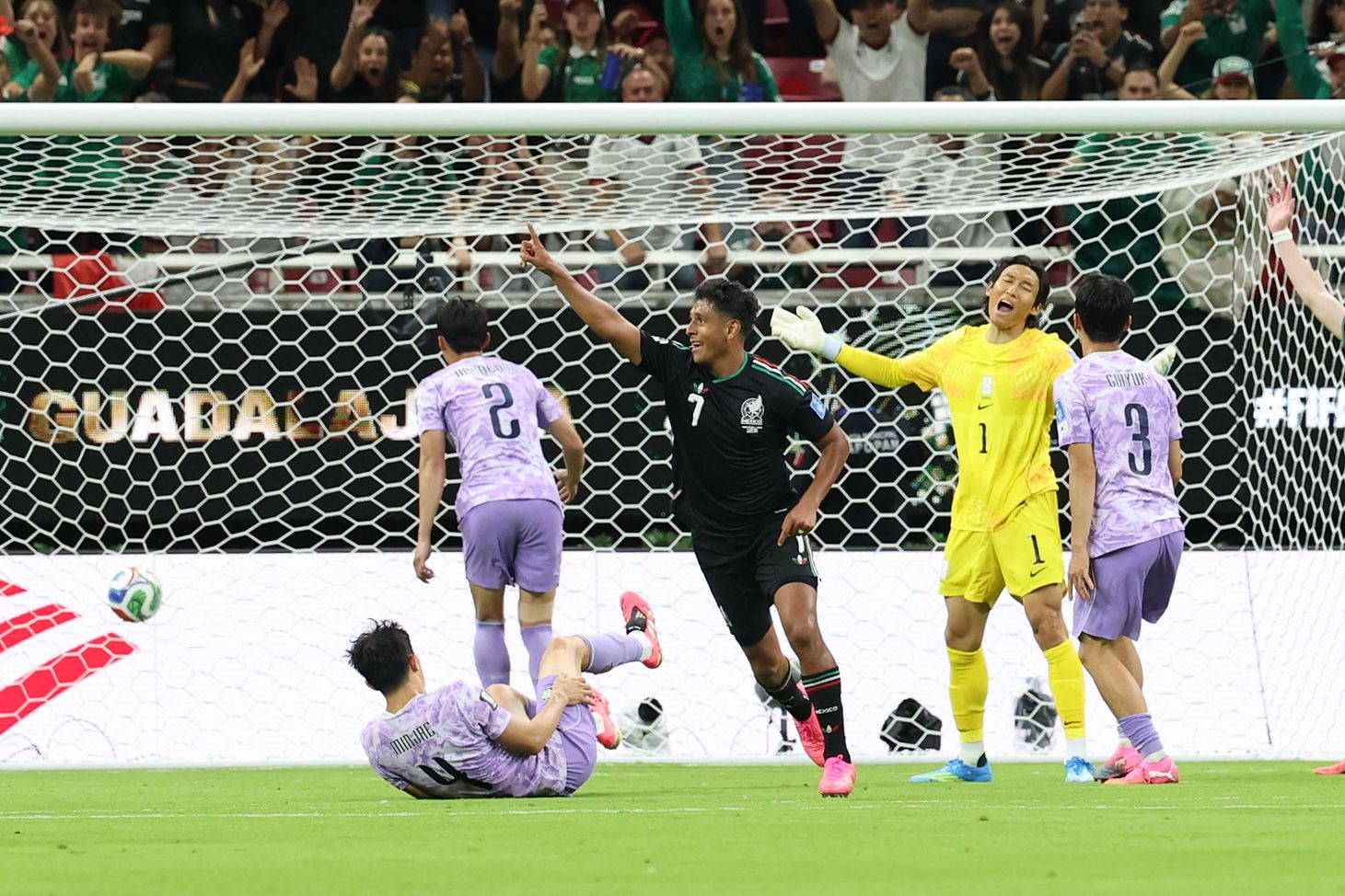   メキシコ戦で守備ミスから失点する韓国サッカー代表。［写真 聯合ニュース］